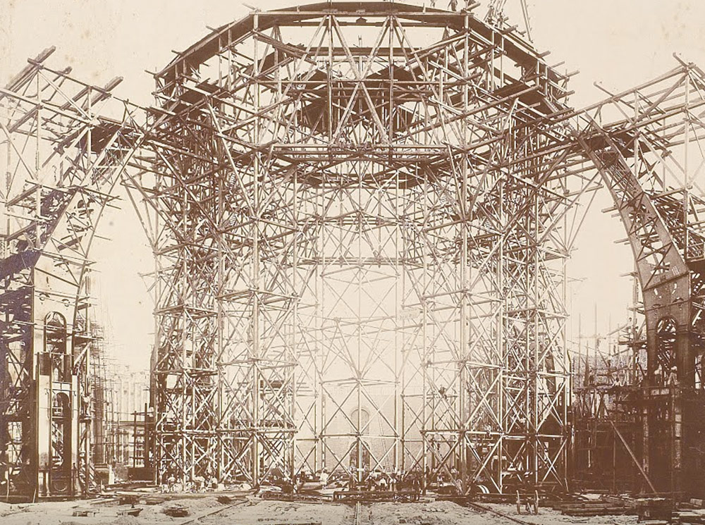 View of the scaffolding used to build the dome of the Grand Palais (1898) photographed by A. Chevojon (1865-1925), © Agence d'architecture du Grand Palais/ EMOC Rmn - Grand Palais